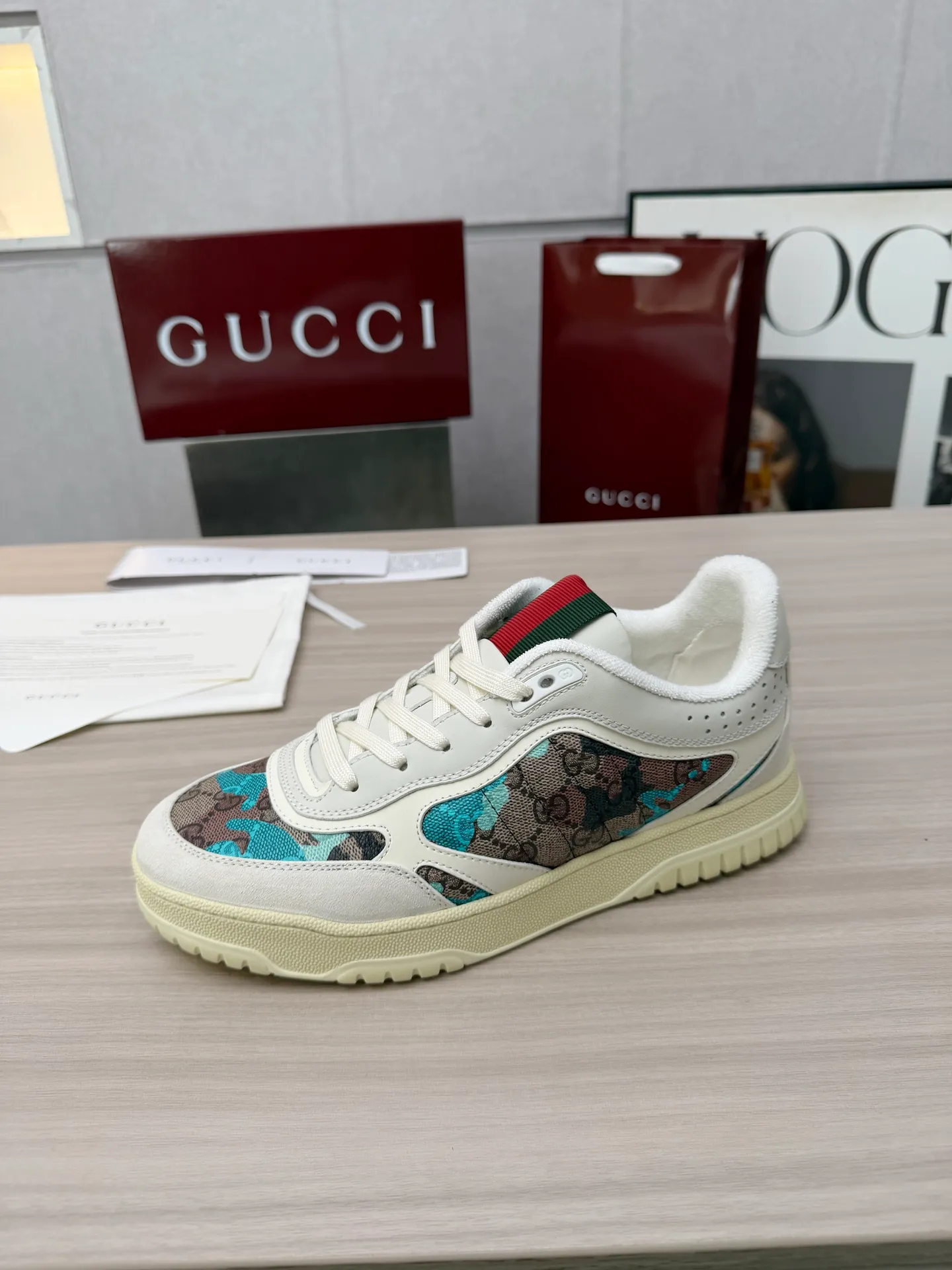 [G Home] P: 600💰 Men's Size: Men's 39-44 (45 custom-made) 🆕2025.GUCC Gucci original order quality The latest popular high and low top distressed couple sneakers series are shipped. Original purchase, development and production. This high and low top sneakers adopt a basketball-style silhouette design, cleverly integrated with hollow panels and distressed effects, showing unique ingenuity. The ingenuity incorporates brand logo details such as interlocking Double G styling accessories and Gucci lettering, a low-key tribute to the brand's design heritage. Exquisite packaging at the delivery counter 🛍📦 ▪️ Fabric: Original customized imported first-layer cowhide ▪️ Inner lining: Imported first-layer cowhide ▪️ Sole: Original molded two-color TPU sole ▪️ Sole thickness: 3cm